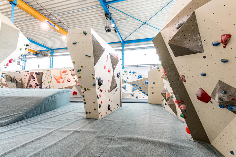 Studierende bouldern im Dynochrom günstiger