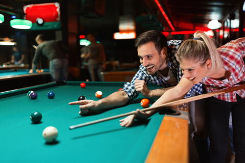 Studenten sparen bei Billard und Snooker