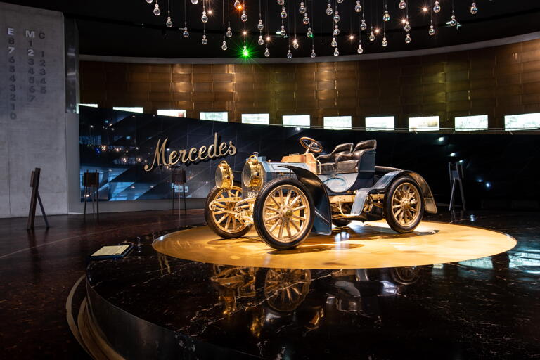 Studenten sparen im Mercedes Benz Museum