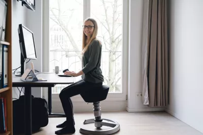 Ein ergonomischer Arbeitsplatz im Home Office hat einen positiven Einfluss auf unsere Motivation.